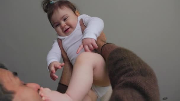 Πρεσβύτερος παππούς σηκώνοντας το μωρό εγγονή στον αέρα. — Αρχείο Βίντεο