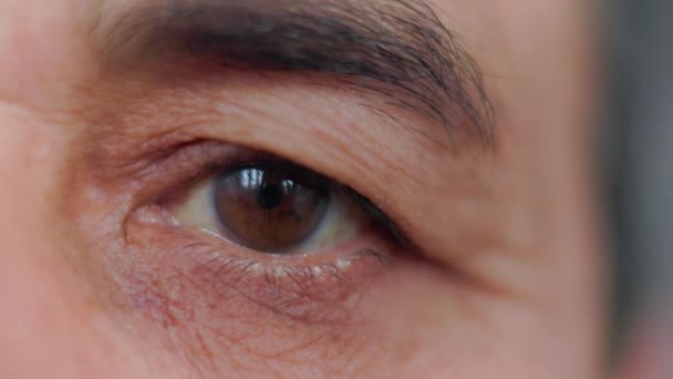 ECU Senior osoby hnědé oči zavírání — Stock video