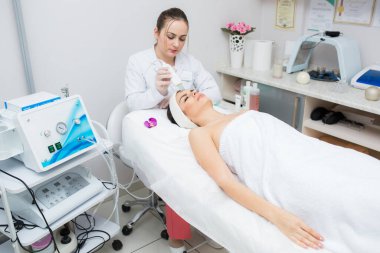 Güzel kadını gençleştirme işlemi sırasında profesyonel Güzellik Salonu.