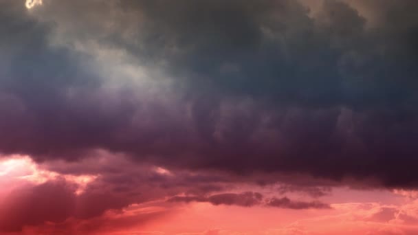 Upływ czasu Ciemne dramatyczne chmury burzowe o zachodzie słońca — Wideo stockowe
