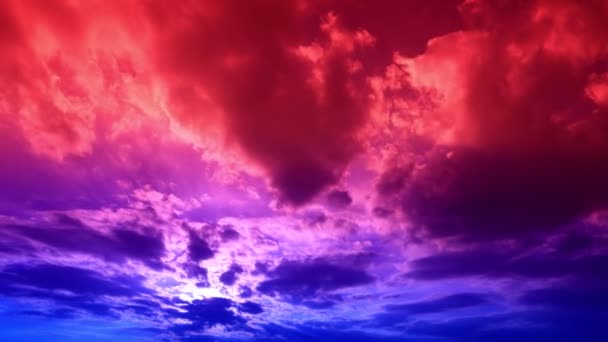 Mavi ve kırmızı renkli bulutlarla gökyüzünün zaman atlaması. — Stok video