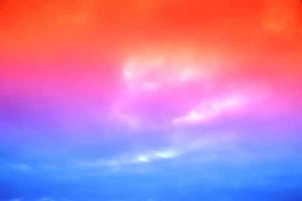 Beautiful colored dramatic vivid cumulus fluffy clouds on sky background. — Stock Photo, Image