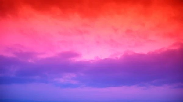 하늘을 배경으로 아름답고 선명 한 색깔의 솜털 구름. — 스톡 사진