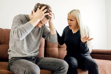İlişki sorunları hakkında düşünen düşünceli koca.,