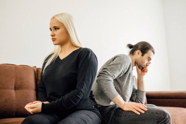 İnatçı karı koca, eşler evdeki koltukta ayrı oturur tartışmadan sonra birbirlerini görmezden gelirler..