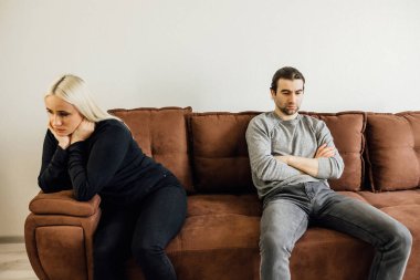 Mutsuz genç karı ve koca kavgadan sonra konuşmuyorlar.,