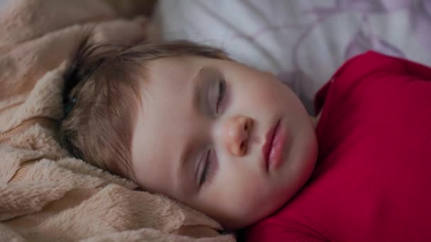 portrét mírumilovného rozkošného dítěte spícího na posteli v pokoji doma.