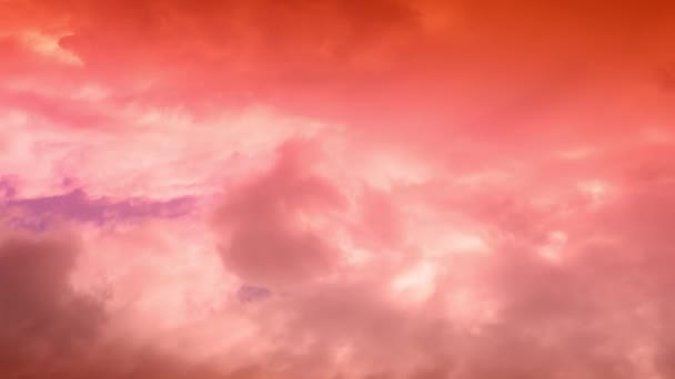 Zeitraffer eines schönen lebendigen Korallen lila orange Himmel bei Sonnenuntergang mit Wolken. — Stockvideo