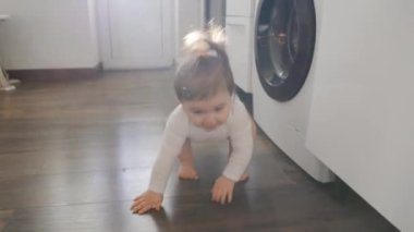 sevimli gülümseyen bebek kız yürümeyi öğrenme