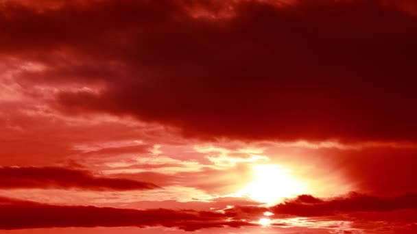 Coucher de soleil paysage nuageux vif vibrant laps de temps. — Video