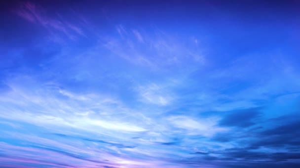 Mooie blauwe hemel tijd vervallen met wolken achtergrond en zon. — Stockvideo