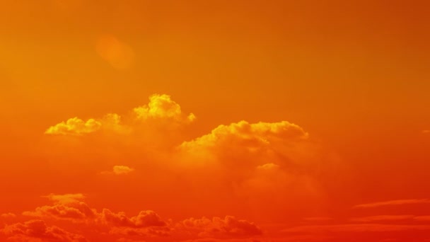 Cielo arancione Nuvole time lapse allontanarsi rotolamento — Video Stock