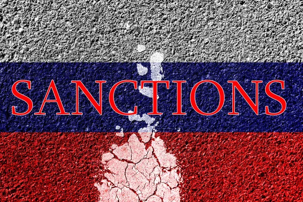 Rusya Federasyonu bayrağı çatlamış beton bir asfalt üzerinde SANCTIONS sözleriyle.