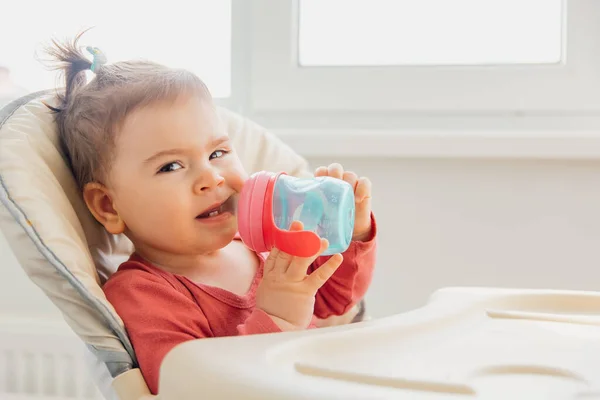 Divertente bambino bere acqua in bottiglia — Foto Stock