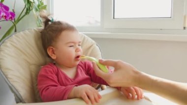 Beyaz tenli anne bebeğini besliyor.