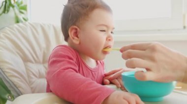 Komik bebek şişelenmiş su içiyor..