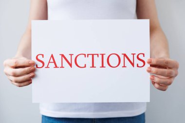  Protestocu elleri karton pankartın üzerinde 
