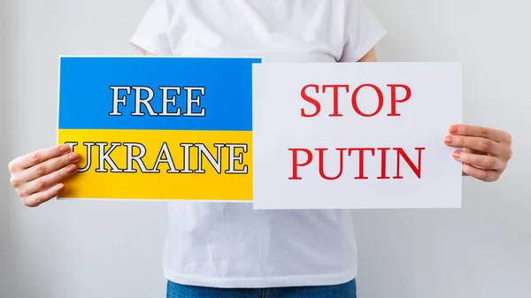 Крупним планом руки Протектора, що тримають картон Банер зі словами Зупинити вільну Україну — стокове фото
