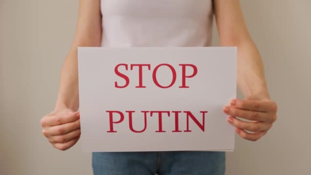 Stop putin free ukraine 이라는 단어와 함께 골판지 배너를 들고 단백질 손을 닫고. — 비디오