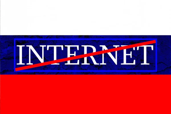 Vlag van de Russische Federatie op een gebarsten betonnen asfalt met de woorden INTERNET. — Stockfoto