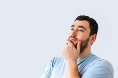 Düşünceli, sakallı bir adam, özel bir teklif.