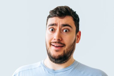 Garip ve garip sakallı adam..