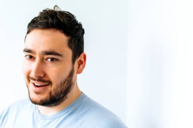 mutlu genç sakallı adam.