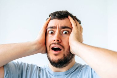 Sakallı harika adam, günlük tişört giyiyor.