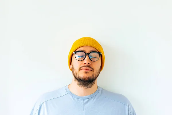 Framsidan av ett porträtt av en skäggig man och glasögon — Stockfoto