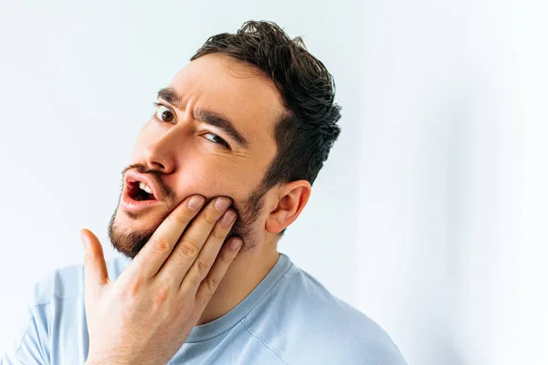 이가 아프거나 치아에 생긴 병때문에 고통 스러운 표정. — 스톡 사진