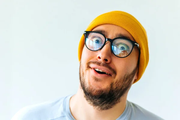 Bisarr och konstig skäggig man med glasögon och gul hatt. — Stockfoto
