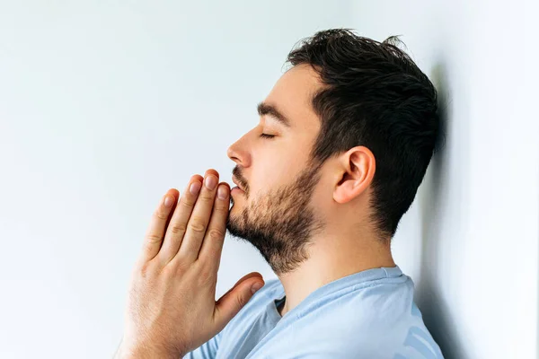 Вид збоку бородатий чоловік переживає важкий період у житті, молячись . — стокове фото