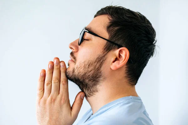 Nahaufnahme eines ruhigen spirituellen gutaussehenden amerikanischen Typen mit Brille, der mit geschlossenen Augen betet. — Stockfoto
