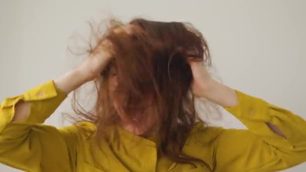 Egy fodros hajú nő megragadta a fejét., — Stock videók