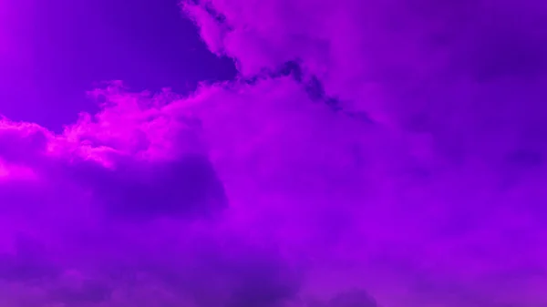 Красивые обои закат яркий фиолетовый облачный пейзаж. — стоковое фото