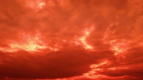 Élénk naplemente idő kialszik az ég felhők rossz idő előtt a vihar, — Stock videók