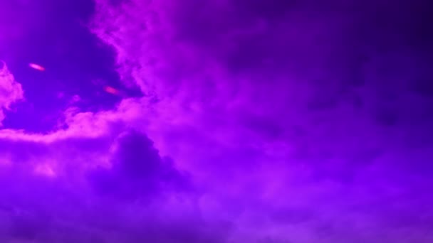 Belle time lapse coucher de soleil vibrant nuage violet. — Video