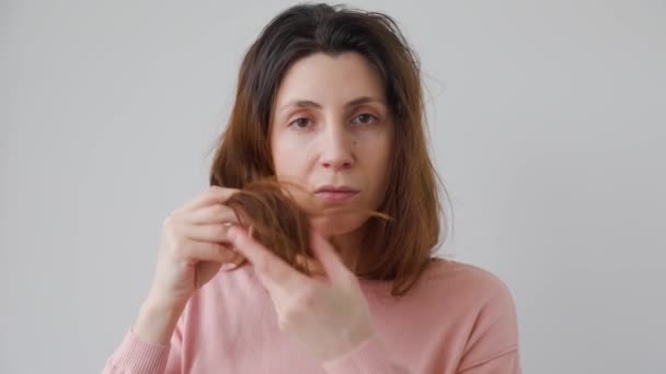 Žena s problémy s vlasy Deprese a obavy. — Stock video