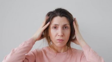 Saç problemi olan, depresyonda ve endişeli bir kadın..