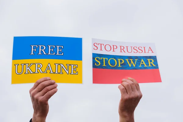 Тримаючи картон Беннер зі словами "вільна україно" і зупинити росіян, — стокове фото