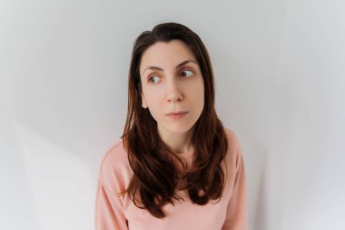 Genç dişi şaşırdı ve şaşkına döndü.,