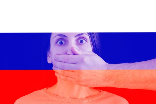 Чоловік закриває рот жінки, російський прапор на задньому плані. концепція цензури — стокове фото