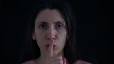 Sansür konsepti, gizli bilgiler. Gizemli kadın kameraya bakıyor.