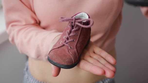 走近点，孩子们的红鞋子。生日礼物. — 图库视频影像