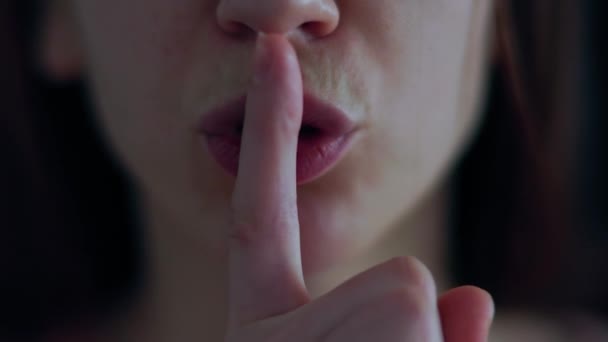 Zbliżenie w górę a kaukaski kobieta portret robi milczenie gest z palec — Wideo stockowe