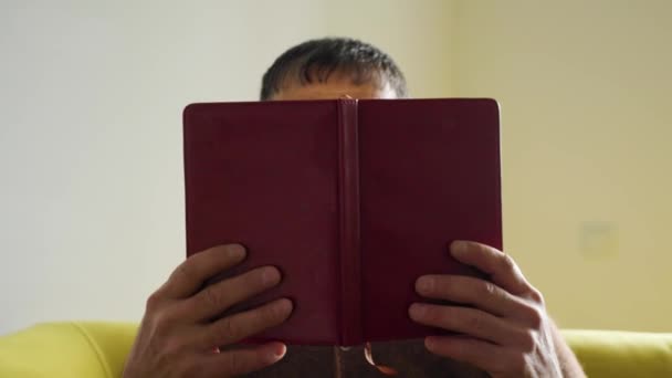 Gammal man asiatisk professor historiker läsa gammal bok hemma — Stockvideo