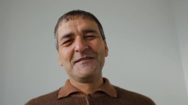 Gülümseyen sağlıklı yakışıklı bir yaşlı adam portresi.