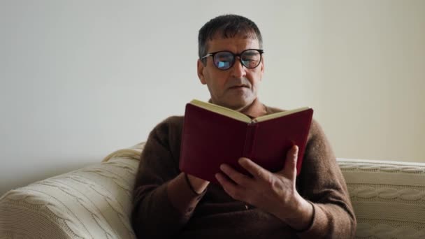Stary człowiek Azji profesor historyk czytanie stary książka w domu — Wideo stockowe