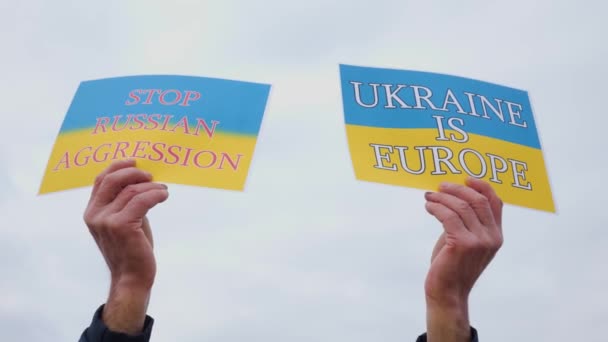 Bannière avec les mots arrêter agresseur russe et ukraine est europe sur le fond du ciel. — Video