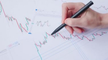 Kadın ellerine yaklaşmak değiş tokuşun nasıl yapılacağını açıklar.